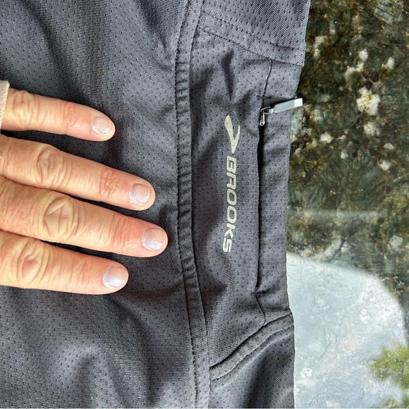Brook’s Equilibrium Running Skort. Charcoal grey. Excellent condition. Pocket - Picture 11 of 11
